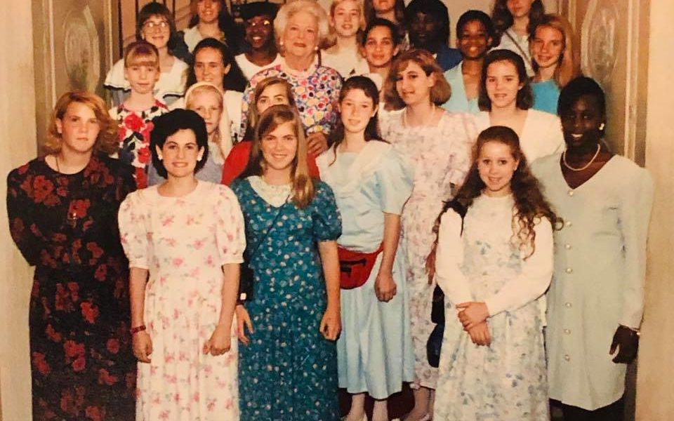 阿什利大厅的学生参观阿什利大厅的校友和前第一夫人, 1992年，43岁的芭芭拉·皮尔斯·布什在白宫