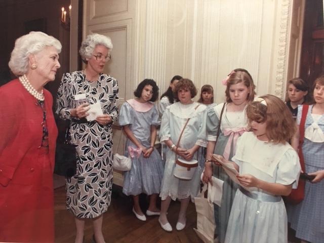 阿什利大厅的学生参观阿什利大厅的校友和前第一夫人, 1989年，43岁的芭芭拉·皮尔斯·布什在白宫