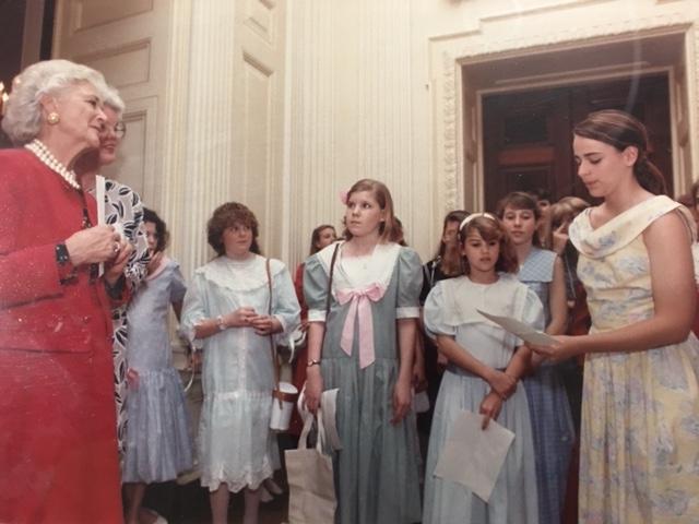 阿什利大厅的学生参观阿什利大厅的校友和前第一夫人, 1989年，43岁的芭芭拉·皮尔斯·布什在白宫