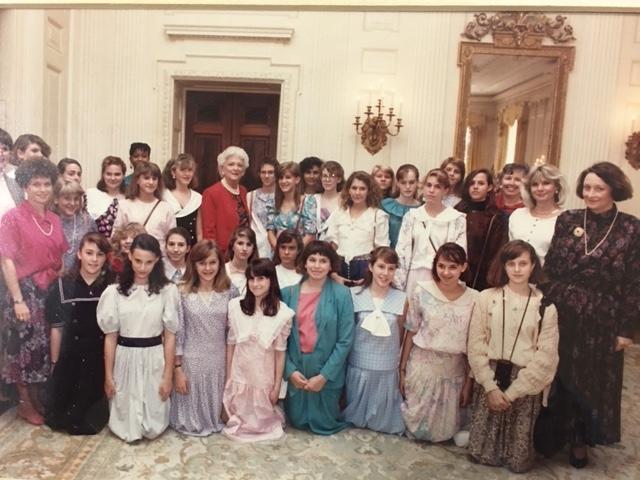 阿什利大厅学生参观校友和前第一夫人, 1989年，43岁的芭芭拉·皮尔斯·布什在白宫
